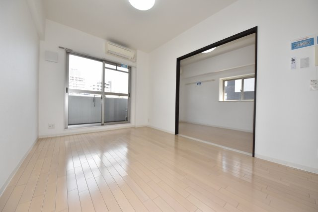 ラムール難波西の居間・リビング|現状有姿