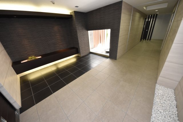 ラムール難波西のエントランス