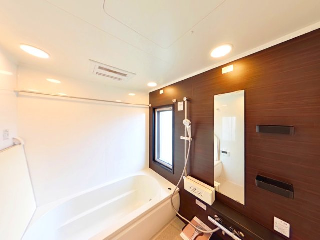 アウルステージ問屋町の浴室|ブラウンのアクセント壁と白い浴槽が映える、モダンなお風呂です。