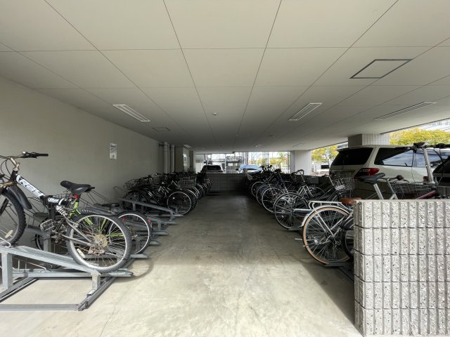 アウルステージ問屋町のその他共用部分|屋根付きで使いやすい、スタンド付き駐輪スペースです。