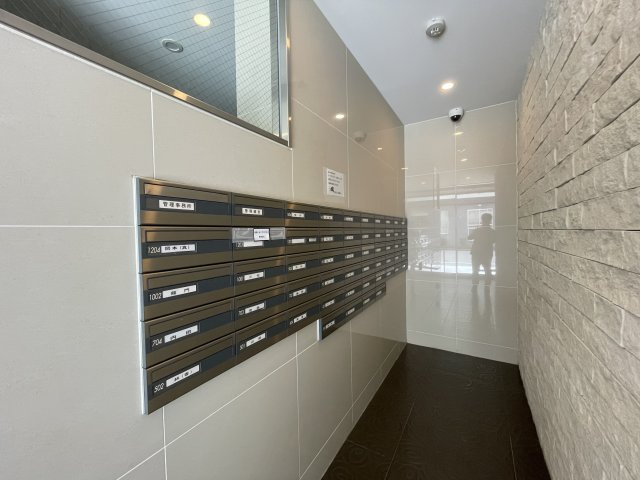 アウルステージ問屋町のその他共用部分|シンプルで洗練された印象のメールボックスエリアです。