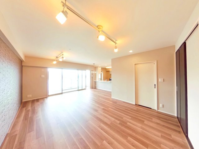 アウルステージ問屋町の居間・リビング|南向きの陽光が差し込む、あたたかみのあるリビングダイニングです。