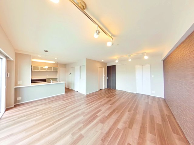 アウルステージ問屋町の居間・リビング|約23.0帖の広さで、開放感あふれるリビングダイニングキッチンです。