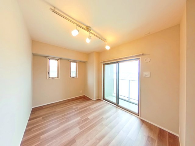 アウルステージ問屋町の洋室|6.6帖の洋室で、バルコニー付きの明るい空間です。