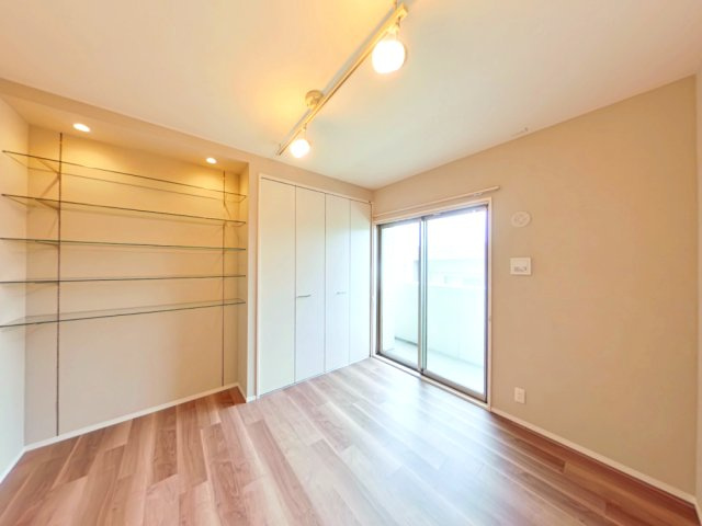 アウルステージ問屋町の洋室|クローゼットを備えた5.7帖の洋室で、西向きバルコニーに面したお部屋です。