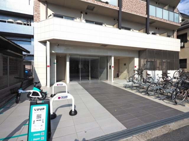 大阪市淀川区木川西１丁目の賃貸マンションのエントランス