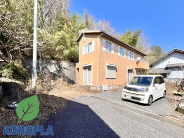 【中古戸建】足利市五十部町の外観|■外観｜道路から離れたお庭なのでお子様が外で遊ぶ際も安心です♪リビングからお庭が見える子育て世帯にも嬉しい設計です♪
