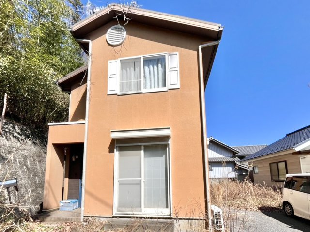 【中古戸建】足利市五十部町の外観|■外観｜いまのアパート生活で走り回るお子さんを怒ってしまった経験はありませんか？走り回ることもジャンプすることも子どもの習性です！庭付き一戸建てならお子さまも思いっきり遊べます(^^)