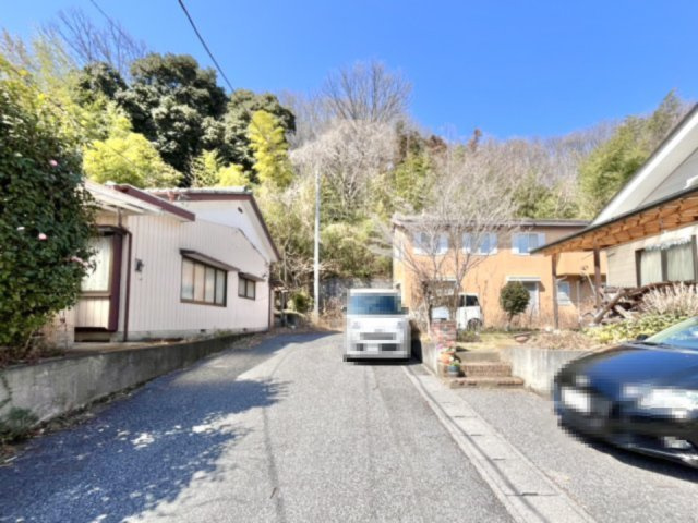 【中古戸建】足利市五十部町の前面道路含む現地写真|■外観｜通り抜けが出来ないので安全です♪