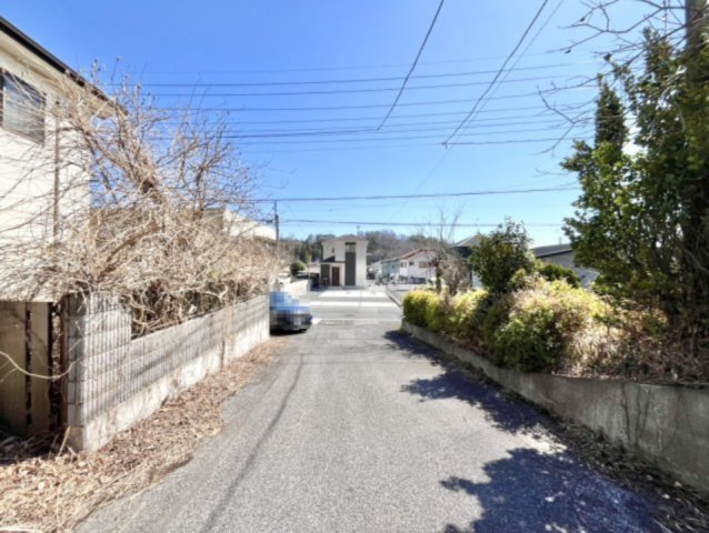 【中古戸建】足利市五十部町の前面道路含む現地写真|■外観｜特徴のある個性的な住まいと美しい街並み、そして住みやすい環境を、ぜひ現地でご覧になりませんか。お気軽にお問合せください(^^)  