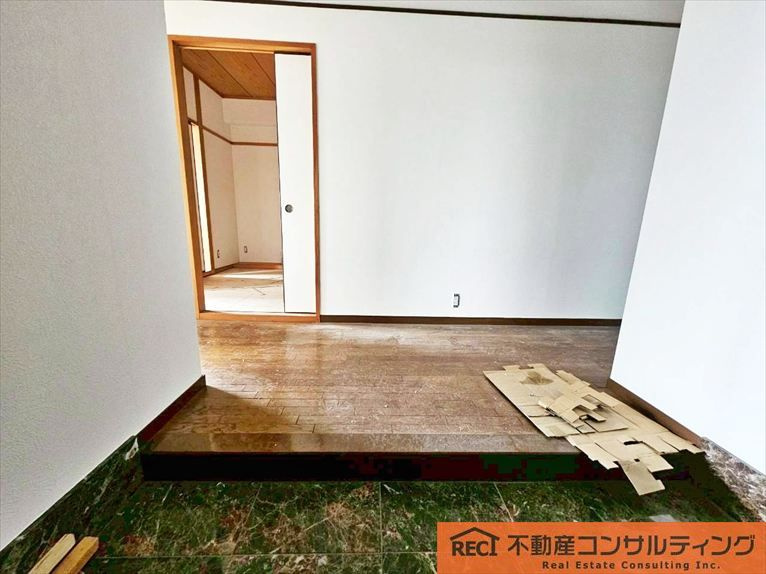 ロイヤルヴィラ苦楽園2号棟の玄関