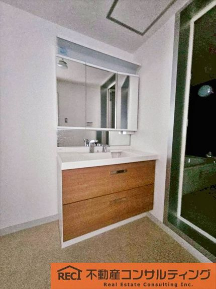 ロイヤルヴィラ苦楽園2号棟の独立洗面台