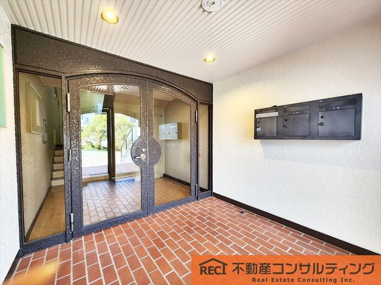 ロイヤルヴィラ苦楽園2号棟のエントランス