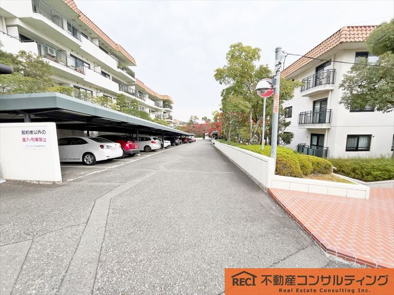 ロイヤルヴィラ苦楽園2号棟の駐車場