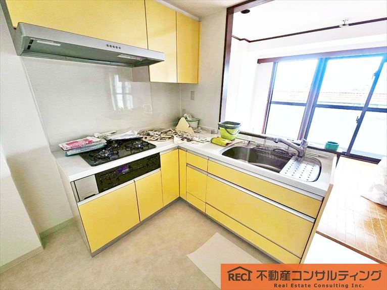 ロイヤルヴィラ苦楽園2号棟のキッチン|バルコニーからの眺望良好♪