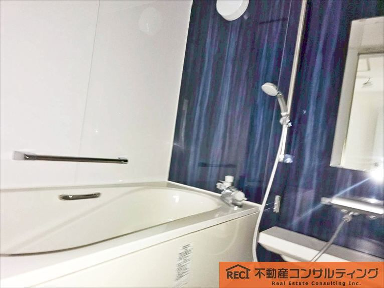 ロイヤルヴィラ苦楽園2号棟の浴室|両面バルコニーで通風も良好です