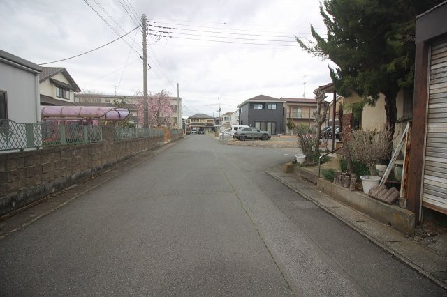 小山市駅南町4丁目の前面道路含む現地写真|北西側道路（2026年4月撮影）