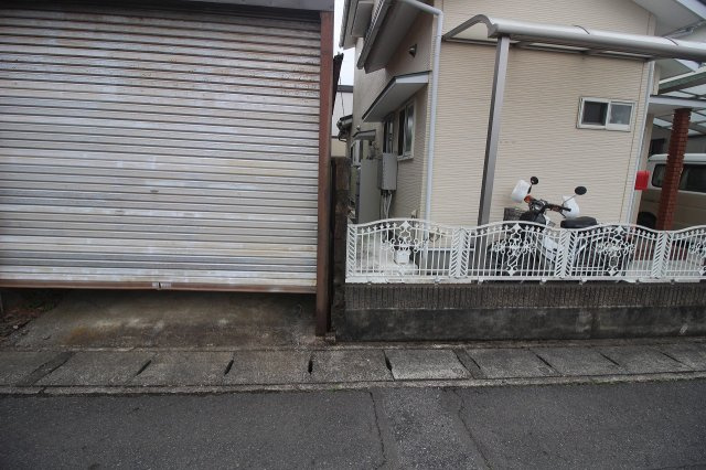 小山市駅南町4丁目の外観|南西側との境界部分（2026年4月撮影）