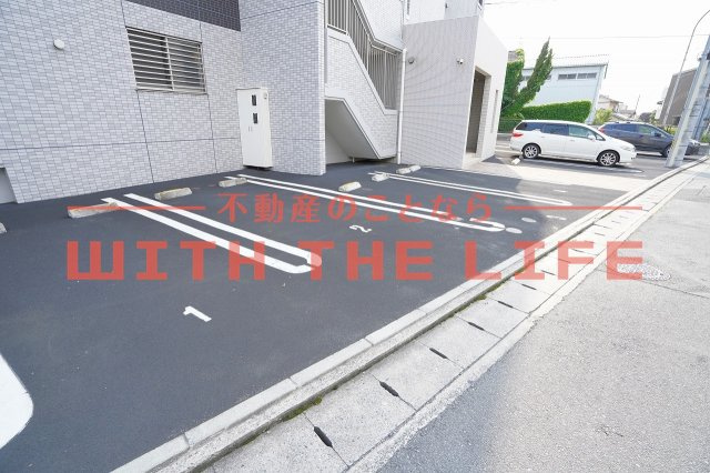 レオクラージュ試験場前【キャッシュバック対象物件】の駐車場|駐車場に車を止められます
