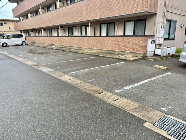 メゾン・ドゥ・Mの駐車場