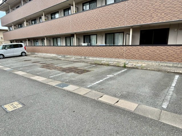 メゾン・ドゥ・Mの駐車場