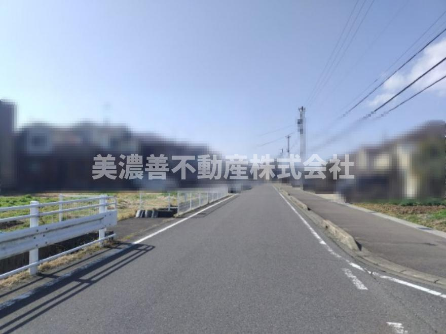 ６６１６７　岐阜市下土居2丁目土地の前面道路含む現地写真