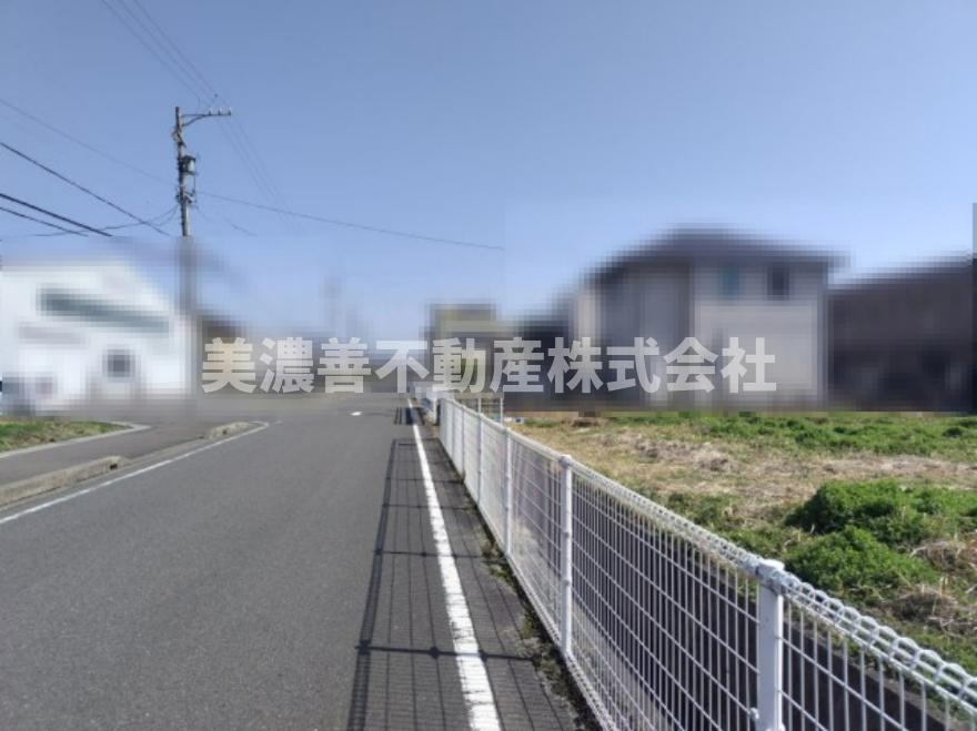 ６６１６７　岐阜市下土居2丁目土地の前面道路含む現地写真