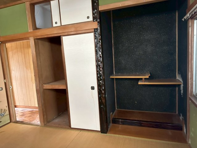 寿町　中古戸建の和室|独立性の高い居室は、子供部屋やゲストルームとしても活用しやすい造りです。収納スペースを工夫することで、お部屋を広く使うことも可能。静かな環境で、自分だけの趣味や仕事に没頭できる心地よい空間を作れます。