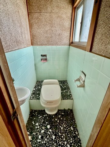 寿町　中古戸建のトイレ|窓からの換気が可能で、常に清潔な状態を保ちやすいトイレ空間です。リフォームの相談も承っております。