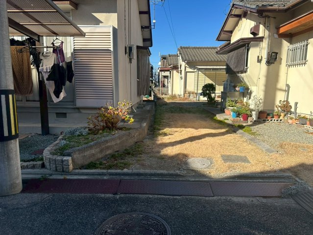 寿町　中古戸建の前面道路含む現地写真|旗竿地なので来客の駐車スペースも確保でき、プライベートな空間を保つことができます。