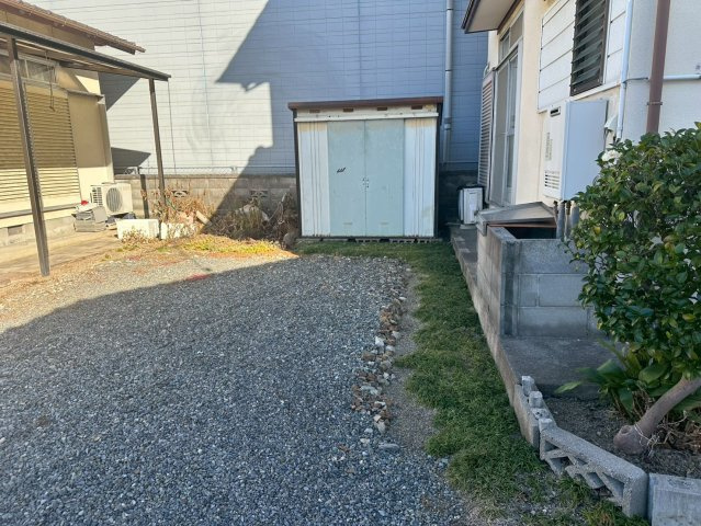 寿町　中古戸建の庭|南面の庭は駐車スペースとして活用できます。敷地内に物置があるので、ガーデニング用品やアウトドア用品を収納できます。