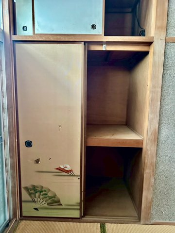 寿町　中古戸建の収納|押入付きの和室で来客用の寝具や生活用品を収納でき、使いやすい居室です。