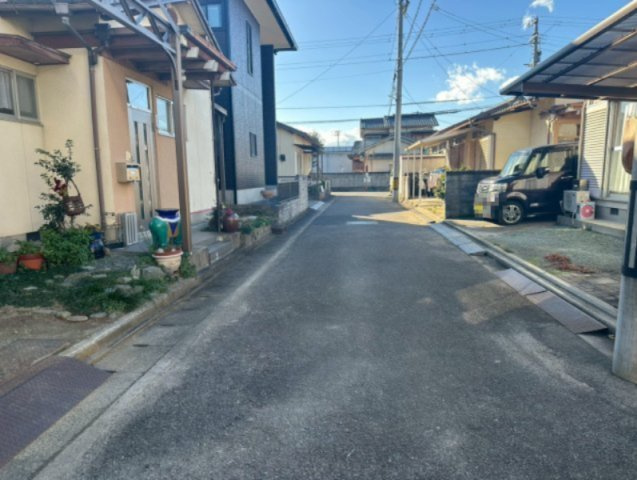 寿町　中古戸建の前面道路含む現地写真|奥まった住宅地なので交通量も少なく、安心して生活できます。