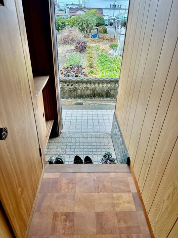 寿町　中古戸建の玄関|玄関横にはちょっとした収納があるので靴や小物を置くことができます。コンパクトな玄関なので掃除や片付けも簡単です。