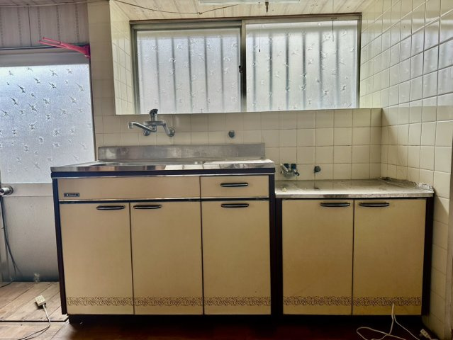 寿町　中古戸建のキッチン|窓付きのキッチンは調理中の匂いもこもりにくく快適です。お好みのコンロやシンク周りのカスタマイズで、毎日の家事がより楽しくなる空間に変わります。