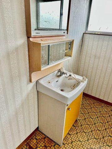 寿町　中古戸建の独立洗面台|独立した洗面台と室内洗濯機置場を備え、実用性の高いサニタリー空間です。限られたスペースを有効に活用できるよう、お好みのラックを配置して収納を充実させれば家事が捗る自分らしいランドリー空間になります。