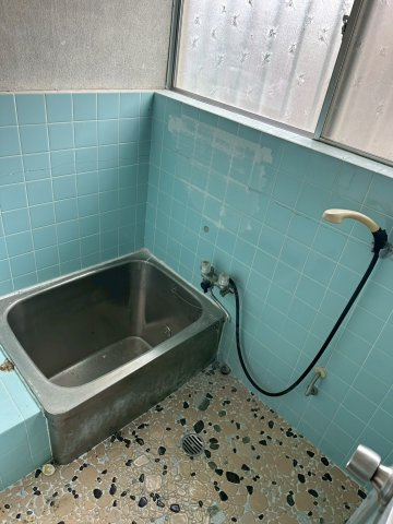 寿町　中古戸建の浴室|窓付きの浴室は、自然換気がスムーズで湿気対策もできます。明るい日差しの中で入浴を楽しめるのも魅力。リフォームの相談も承っております。