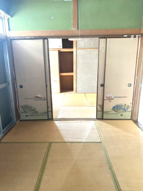 寿町　中古戸建の和室|日当たりの良さを活かした居室は、日中は照明いらずで過ごせます。3DKの間取りを工夫し、隣接する部屋と繋げて広々と使うことも可能。家族構成や気分に合わせて、柔軟に空間を使い分けられる魅力があります。