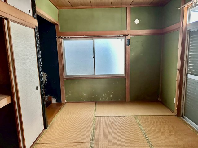 寿町　中古戸建の和室|南側に面した居室は陽当り良好で、寝室や趣味の部屋としても心地よく使えます。平屋のため外との距離が近く、掃き出し窓から直接お庭へ出ることも可能。