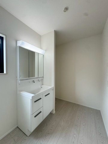 Adoble+ーアドブル＋小倉南区蜷田若園2丁目5期　【小倉南区　新築戸建て】の独立洗面台|朝の身支度に便利な三面鏡の洗面化粧台♪　【小倉南区　新築戸建て】