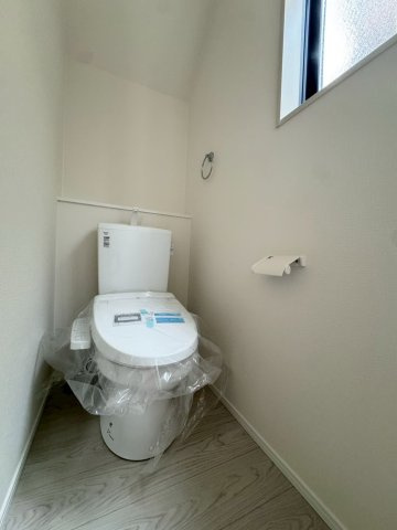 Adoble+ーアドブル＋小倉南区蜷田若園2丁目5期　【小倉南区　新築戸建て】のトイレ|１階トイレは窓もあり明るく開放的♪　【小倉南区　新築戸建て】