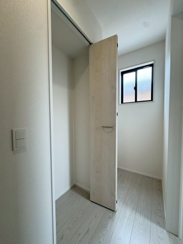 Adoble+ーアドブル＋小倉南区蜷田若園2丁目5期　【小倉南区　新築戸建て】の収納|2階通路にも大きな収納があり助かりますね♪【小倉南区　新築戸建て】