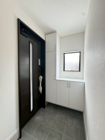Adoble+ーアドブル＋小倉南区蜷田若園2丁目5期　【小倉南区　新築戸建て】の玄関|シューズボックス完備でいつもきれいを保てる、機能的な玄関。　【小倉南区　新築戸建て】