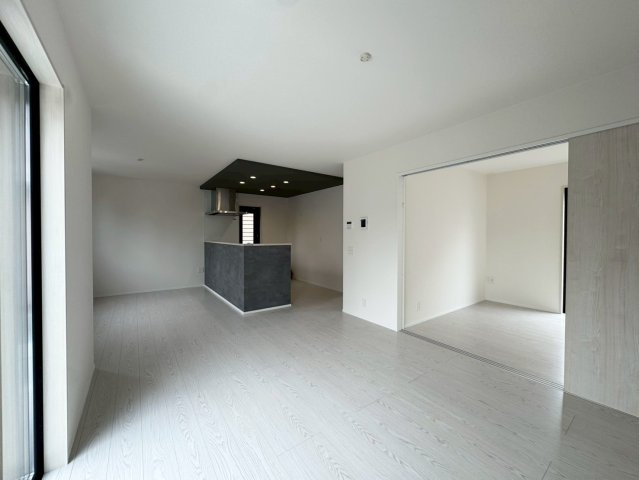 Adoble+ーアドブル＋小倉南区蜷田若園2丁目5期　【小倉南区　新築戸建て】の居間・リビング|18帖の広々とした空間で、家族がゆったりとくつろげます。　【小倉南区　新築戸建て】