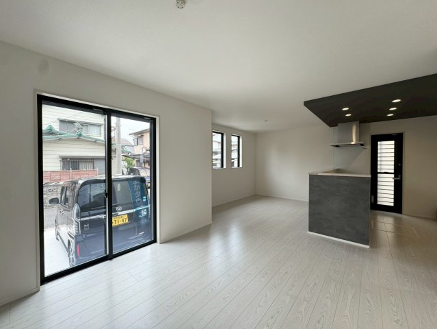 Adoble+ーアドブル＋小倉南区蜷田若園2丁目5期　【小倉南区　新築戸建て】の居間・リビング|明るく開放的なリビングダイニング♪