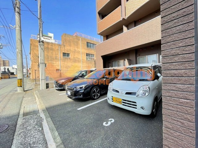 イーズガーデン中央の駐車場|車をお持ちの方に嬉しい駐車場付きの物件です