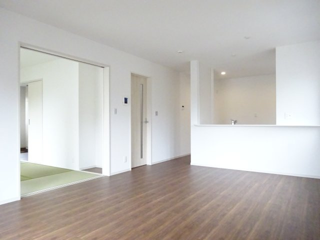 第６渋川市半田　新築住宅　１号棟の居間・リビング|カウンターキッチンなのでお料理をしながら会話もできます。
夕食の支度をしながら、お子様の様子も見られて自然と会話も増えますよ♪
