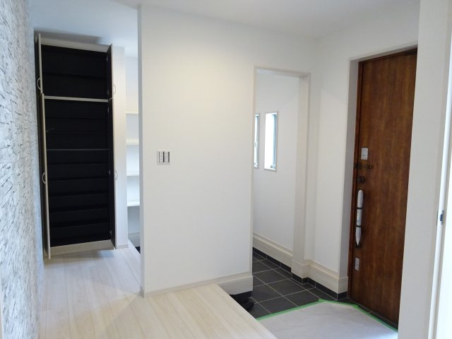 第６渋川市半田　新築住宅　１号棟の玄関|シューズインクロークは第二玄関としても利用できて便利！