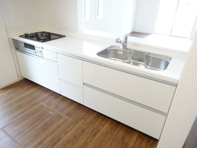 第６渋川市半田　新築住宅　１号棟のキッチン|人気のカウンターキッチン採用です☆ゴミ出しに便利な勝手口付き！
コンロも３口ご用意しています！調理スペースも広くストレスなくお料理できます。
浄水器つきなので美味しいお水も飲めますよ♪