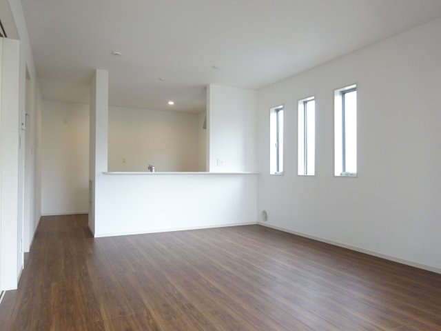 第６渋川市半田　新築住宅　１号棟の居間・リビング|18帖リビング♪人気の対面式キッチンを配した空間はお好みの家具も合わせやすく、家族がくつろぐ快適な空間造りをサポート。窓からは明るい陽光が差し込みます。